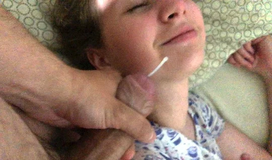 Русская девушка получила сперму на лицо пока крепко спала